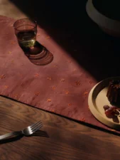 Baies Table Runner, dark grape / picante red