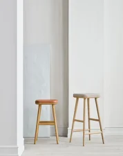 Flor Bar Stool 77 cm, oiled oak / London light grey