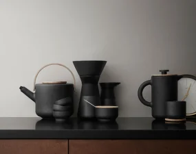 Theo Milk Jug, black