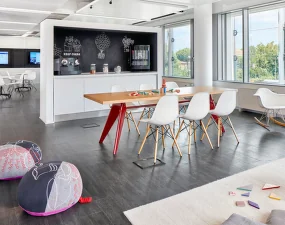 Eames Plastic Side Chair DSW, pebble / dark maple