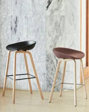 AAS 32 Bar Stool Low Oak, black