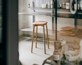 Soft Edge 82 Bar Stool High, water-based oak