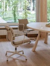 Aluminium Chair EA 108, papyrus/chalk