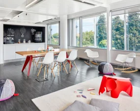 Eames Plastic Armchair RAR, golden maple