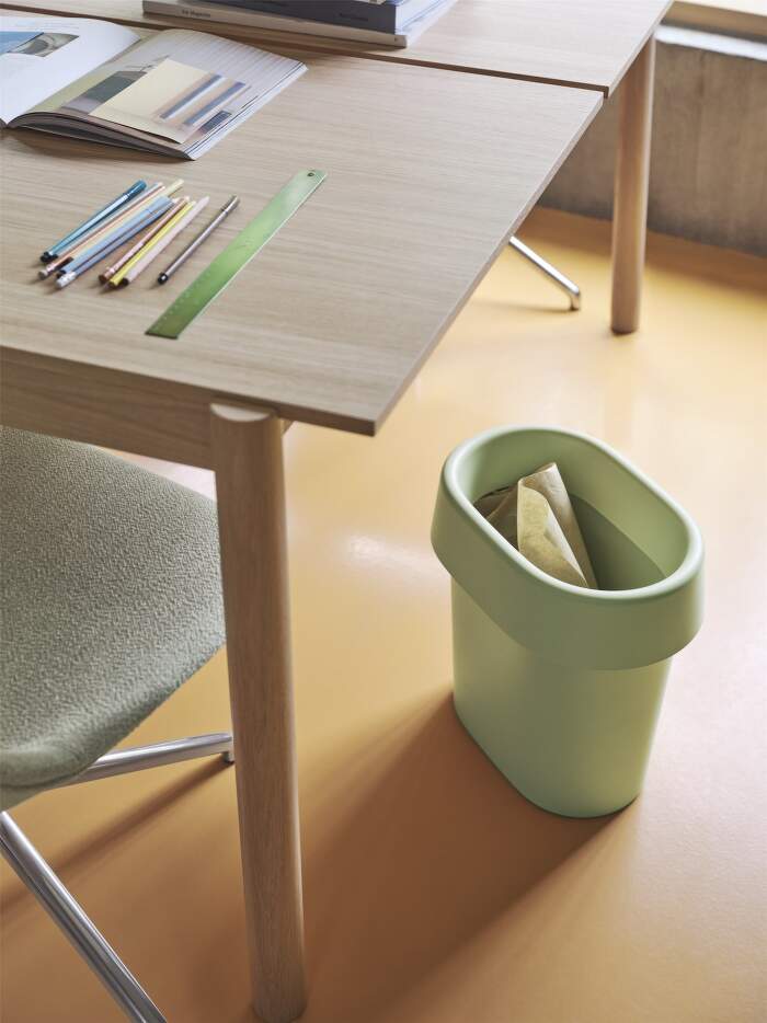 reduce-paper-bin-light-green-linear-system-oak-fiber-side-ecriture-910-swivel-muuto-org_(150)